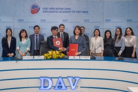 Lễ ký biên bản ghi nhớ hợp tác giữa Trung tâm Trọng tài Quốc tế Việt Nam (VIAC) và Học viện Ngoại giao & Lễ khai mạc Cuộc thi Diễn án Luật Học viện Ngoại giao 2025
