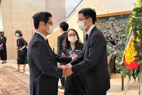 President of Vietnam International Arbitration Center (VIAC) signs Condolence Book honoring the late Japanese Prime Minister Abe Shinzo