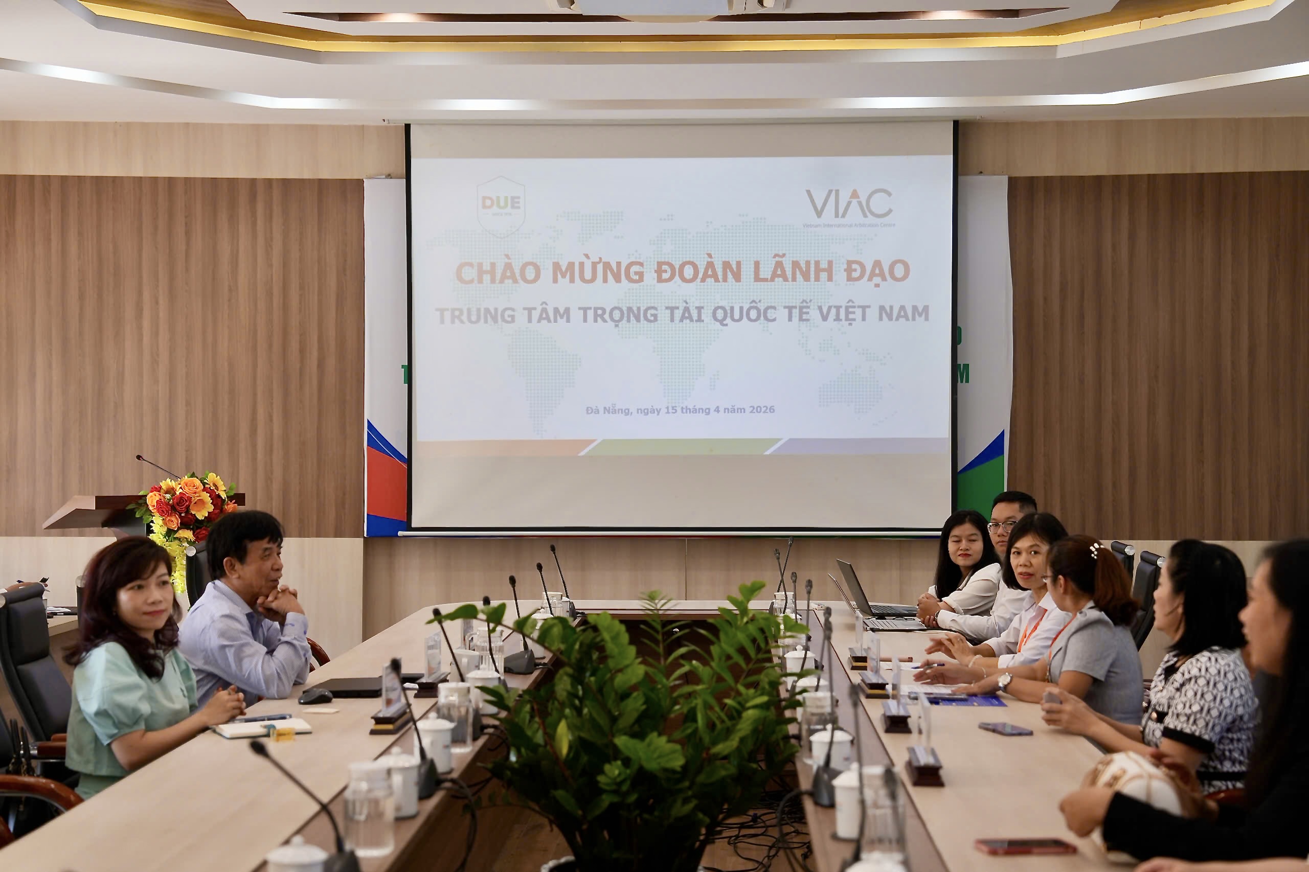 VIAC meets and works with the University of Economics – The University of Danang (DUE)