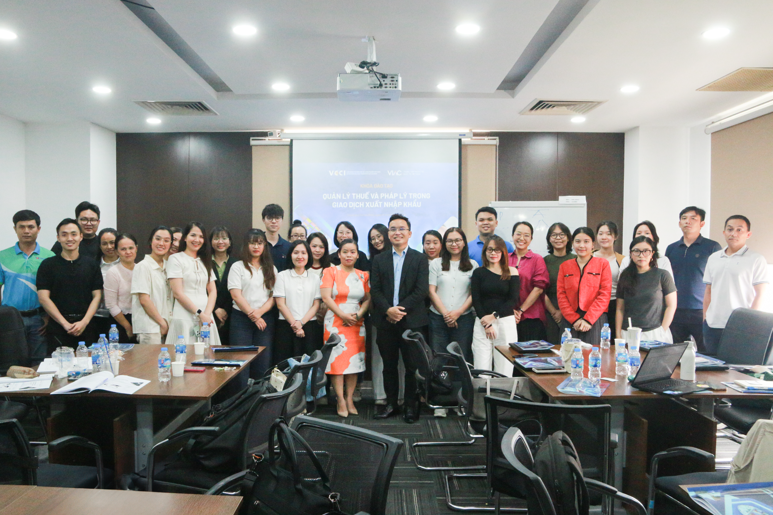 VIAC và VCCI-HCM đã phối hợp tổ chức thành công Khóa đào tạo Quý 4/2025 với chủ đề “Quản lý thuế và pháp lý trong giao dịch xuất nhập khẩu”