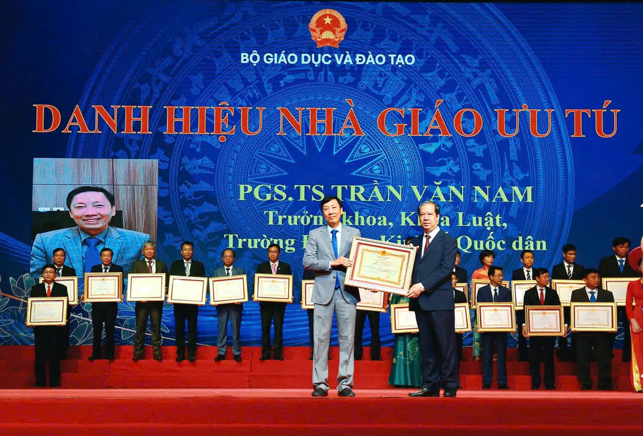 Assoc. Prof. Dr., Arbitrator Tran Van Nam has been awarded the title of “Meritorious Teacher” 
