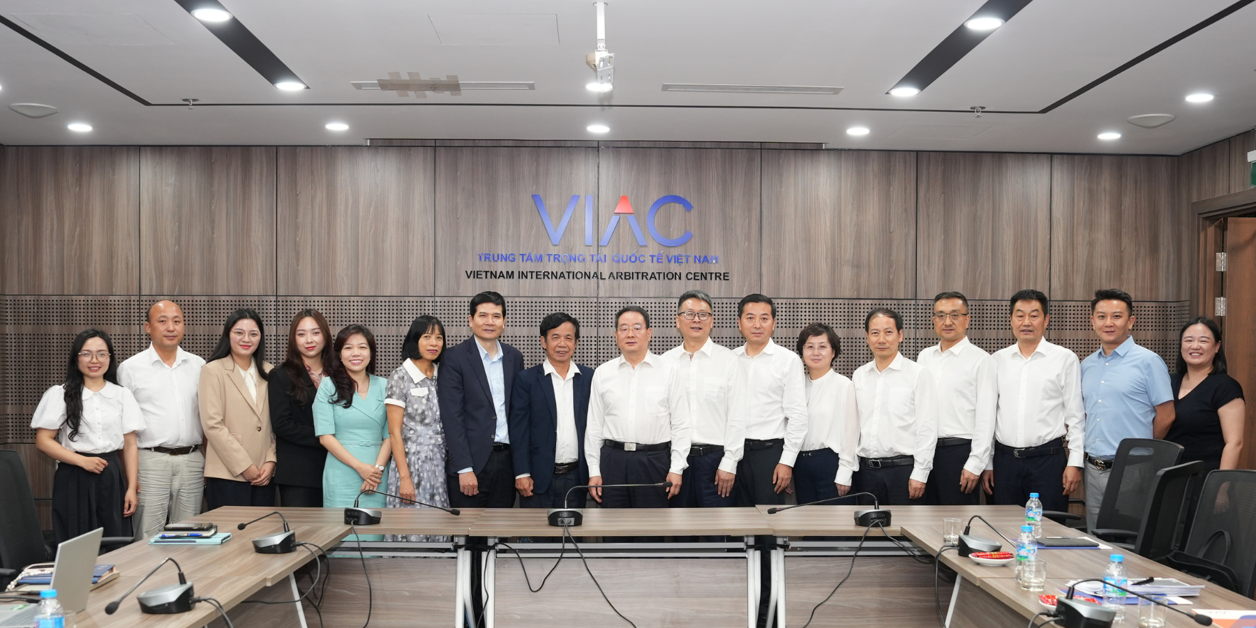 VIAC Welcomes and Holds a Meeting with the Delegation from the Shaanxi Provincial Department of Justice, China